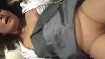 Play إنها تخترق هزازًا سميكًا تجلس على الأرض بشدة لأنها تحب كشف نفسها