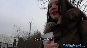 Play انه الملاعين لها بشدة وهذه امرأة سمراء تتبلل