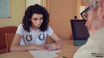 Play يريد مشاهدة فيديو Xnxx مجاني مع حفيدته التي استغلها جده