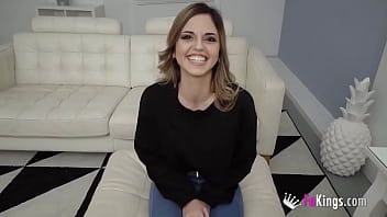 Play يضع يده في بوسها ويشعر أنها مبللة للغاية