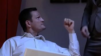 Play يقوم بمص كس المرأة في منطقة المطبخ ثم يمارس الجنس معها في غرفة المعيشة على الأريكة