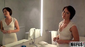 Play امرأة سمراء غير مثيرة تريد ممارسة الجنس مع أي رجل يأتي إليها