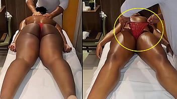 Play يصل مدرس التدليك العلاجي إلى منزل العميل حيث