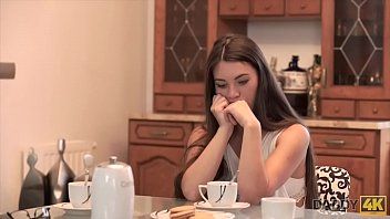 Play يخترق عشيقته في السرير مع عاهرة