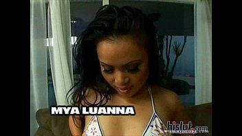 Play الكلبة الأبنوسية الجميلة ذات الصدور ا