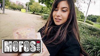 Play دفعت لممارسة الجنس العميق في الحديقة ف