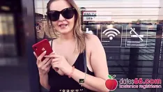 Play يبدأ في ممارسة الجنس مع بوسها في السيار