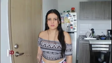 Play أختي مدينة لي بالمال، لذا أضاجعها لتسو