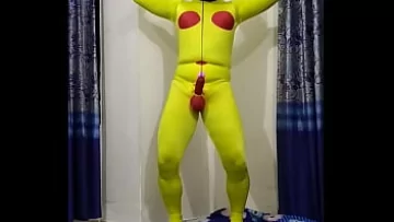 Play قضيب Zentai Clad Slave مقيد بالخيط والحبل في لقاء BDSM