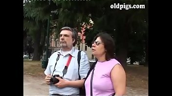 Play الإباحية مع رجل عجوز وفاتنة الدهون الذين يمارسون الجنس