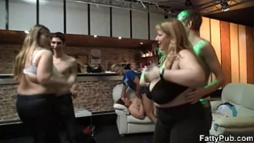 Play مفلس شقراء BBW ركوب ديك إلى شاعر مكثفة