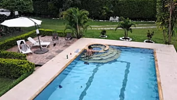 Play ينتهي حفل Wild Pool بالجنس الساخن. الجزء 2. لا أحد يلاحظ سرنا القذر