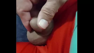 Play صبي منفرد يتباهى بقضيبه الصغير في حركة بطيئة