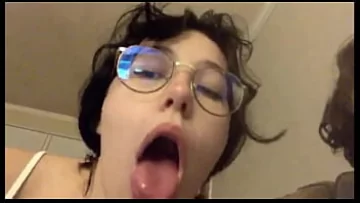 Play في سن المراهقة Camgirl يعطي اللسان قذرة على Periscope LiveStream