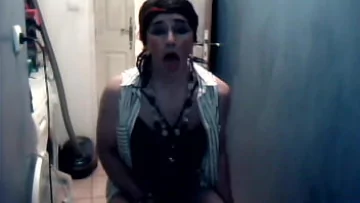 Play خنثي كلارا cums بجد مع البيض في كس