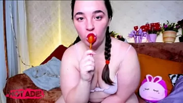 Play السمين الروسي BBW يرضي رغبتها الشديدة في تناول السكريات مع الحلوى ومتعة الذات على الكاميرا