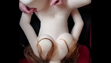 Play لقاء ساخن: هواة شابين يمارسون الجنس مع دمية الجنس Meiki Plush DX المشعرة ويقذفون على البطن
