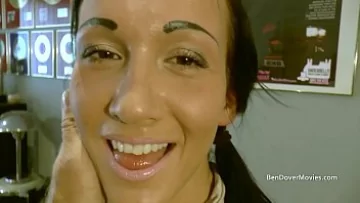 Play تشاف البريطاني يصبح خشنًا وخشنًا مع الرجل العجوز: بالإصبع، والحواف، والكمامة في الحلق العميق