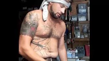 Play صبي منفرد عضلي كبير مع ديك ضخم والنشوة الجنسية الشديدة