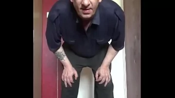 Play الإهانة الذاتية الجريئة التي يمارسها كروسدرسر ثنائي الجنس مارك رايت: ثونغ وجوارب للفتيات