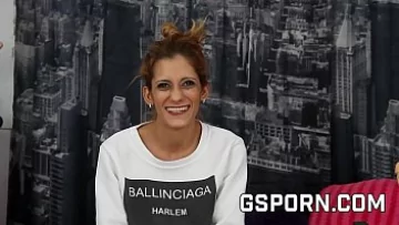 Play مقابلة حصرية مع نجمة البورنو الشقراء غابرييلا فلوريس وأول مرة لها مع آلة الجنس