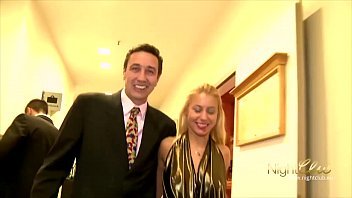 Play يبدو وكأنه رجل خجول ومحب ، لكنه وحش في السرير وهو سئم منه