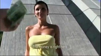 Play البغي يعطي اللسان في الشارع من أجل المال