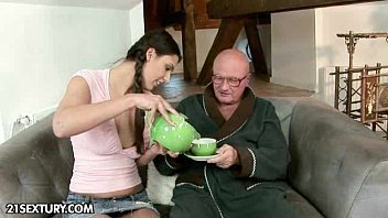Play نادلة الفندق الملاعين رجل عجوز مقابل 50 رون