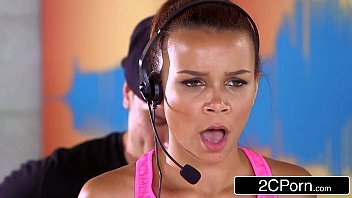 Play مدونة فيديو تسحب بوسها في كسها عندما تلعب لا أعرف ما هي اللعبة