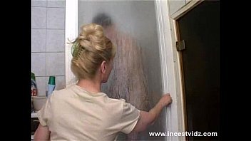 Play امرأة سمراء ناضجة يبدأ مص ابنها عميق جدا