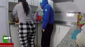 Play يأخذ طباخ الحمار الكبير اللسان في المطبخ