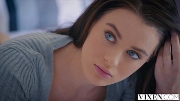 Play الجنس بعد مغادرة المسبح يمارس الجنس في غرفة النوم مع الرجل