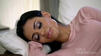 Play امرأة سمراء جيدة تمارس الجنس مع ثلاثة رجال وتلعق مؤخرته