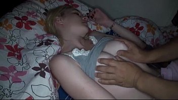Play يستيقظ صديقه النائم ليعطيها القليل من الحمار