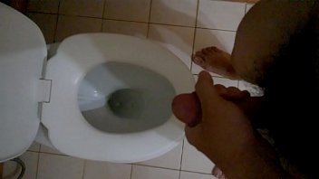 Play ادعمي المرحاض بالكامل أثناء قيامك بالقدم