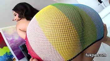 Play القمل مع الثقوب الكبيرة التي تتلقى ألسنة في الحمار