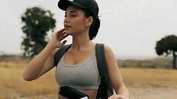 Play يصاب بالجنون ويجلس في الظل ويبدأ في ممارسة العادة السرية
