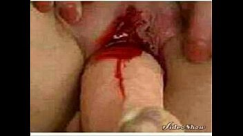Play الاباحية الحقيقية مع البكر يتدفق الدم من العضو التناسلي النسوي لها عند ممارسة الجنس
